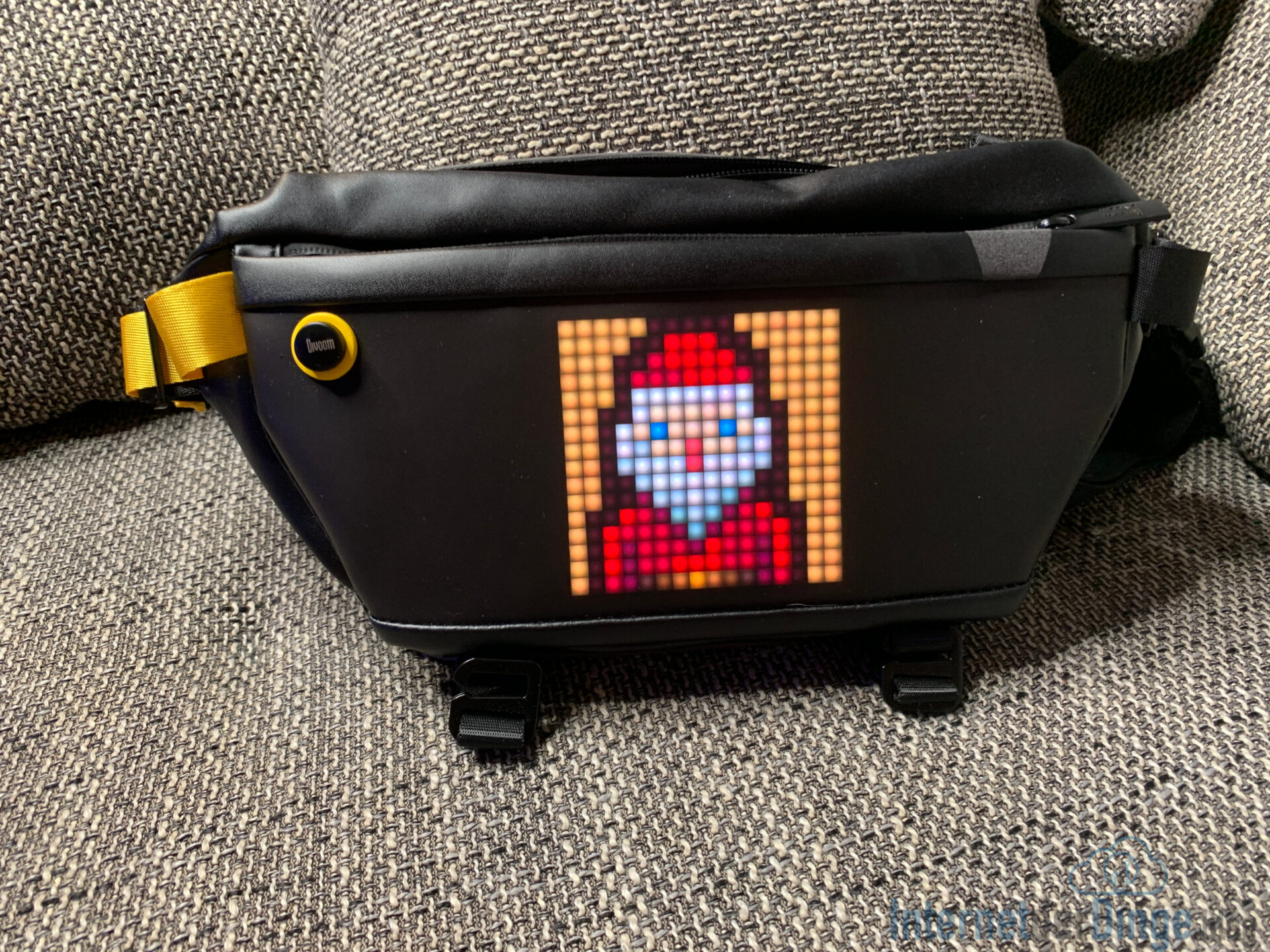 Divoom Pixoo Pixel Art Sling Bag - Sac Bandoulière Écran LED 16x16 App Contrôlé, Étanché Léger Pour Randonnée, Vélo Et Voyage