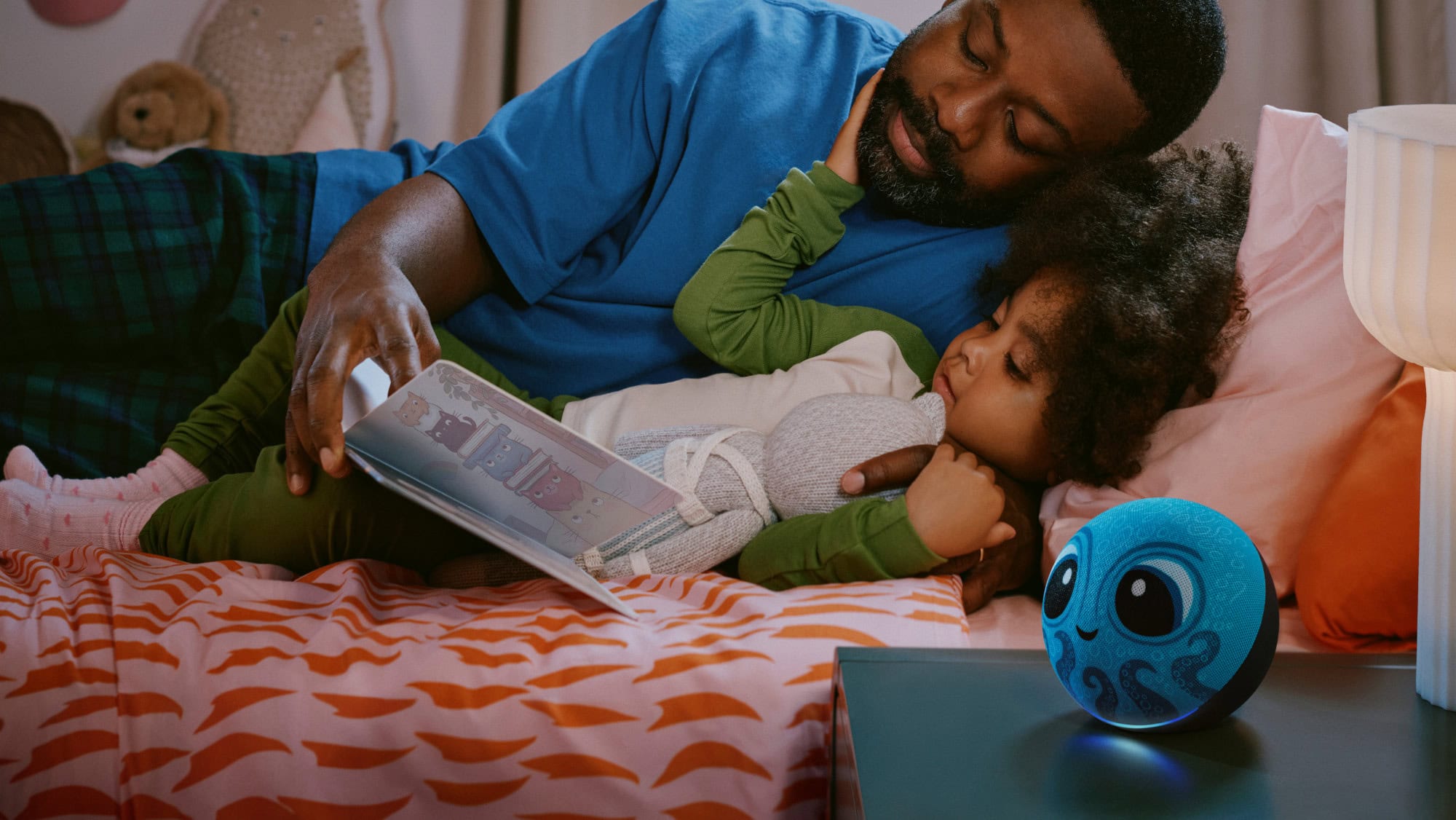 Eltern und Kind mit dem Amazon Kids Echo Dot im Wohnzimmer