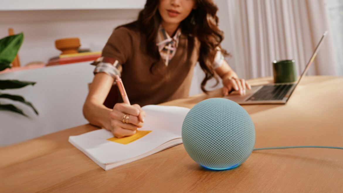 Neuer Amazon Echo Dot mit Smart-Home-Hub auf einem Schreibtisch