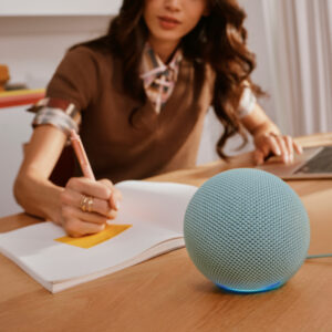 Neuer Amazon Echo Dot mit Smart-Home-Hub auf einem Schreibtisch