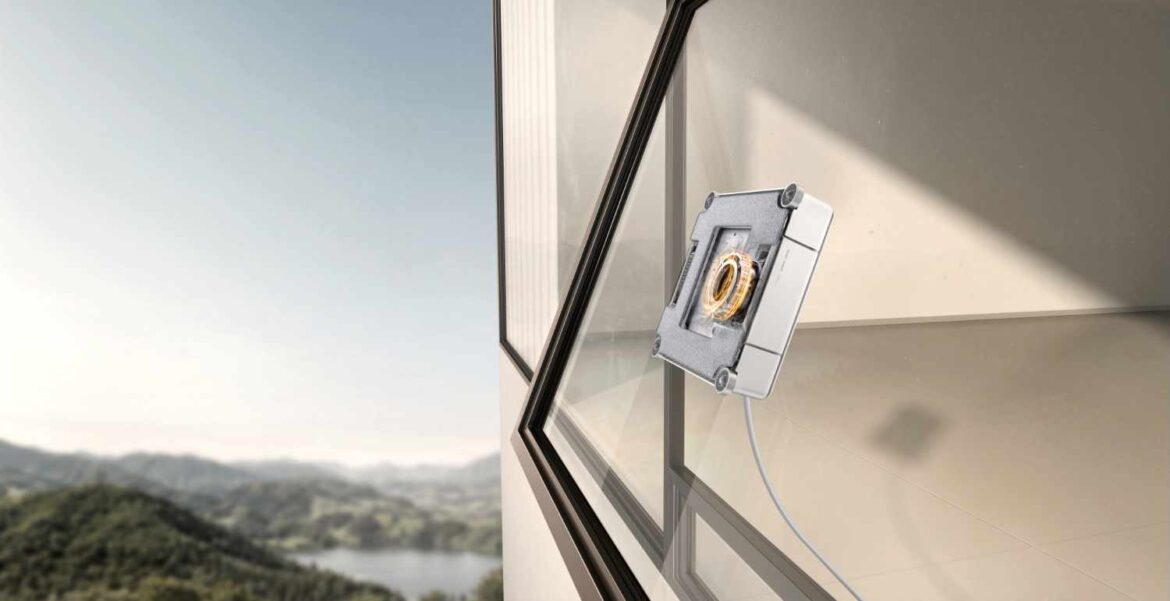 MOVA T1 Station Fensterputzroboter mit Warmwasser an einer Fensterscheibe
