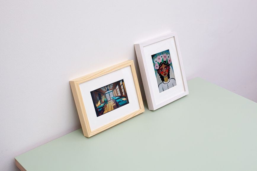 OpenPaper E-Ink-Bilderrahmen im Einsatz im Wohnraum