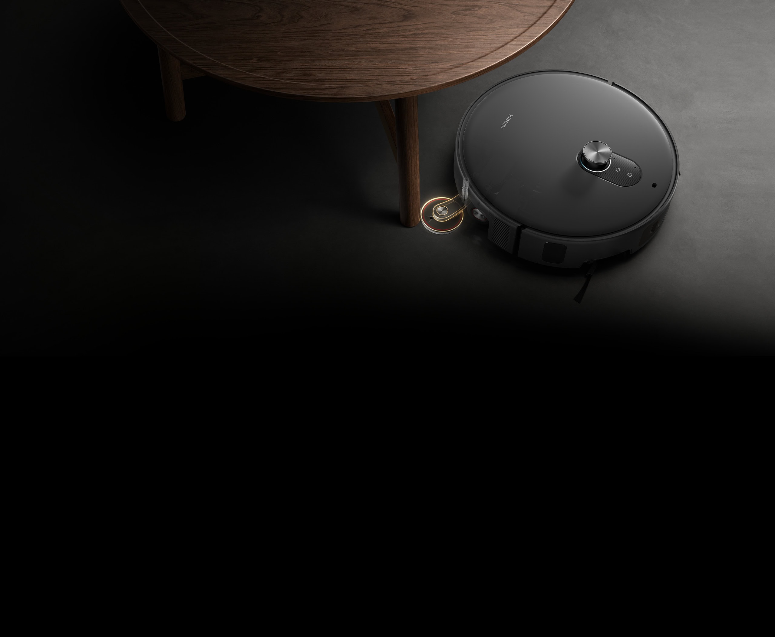 Xiaomi Robot Vacuum 6 Max reinigt mit ausgefahrenem Arm entlang einer Kante